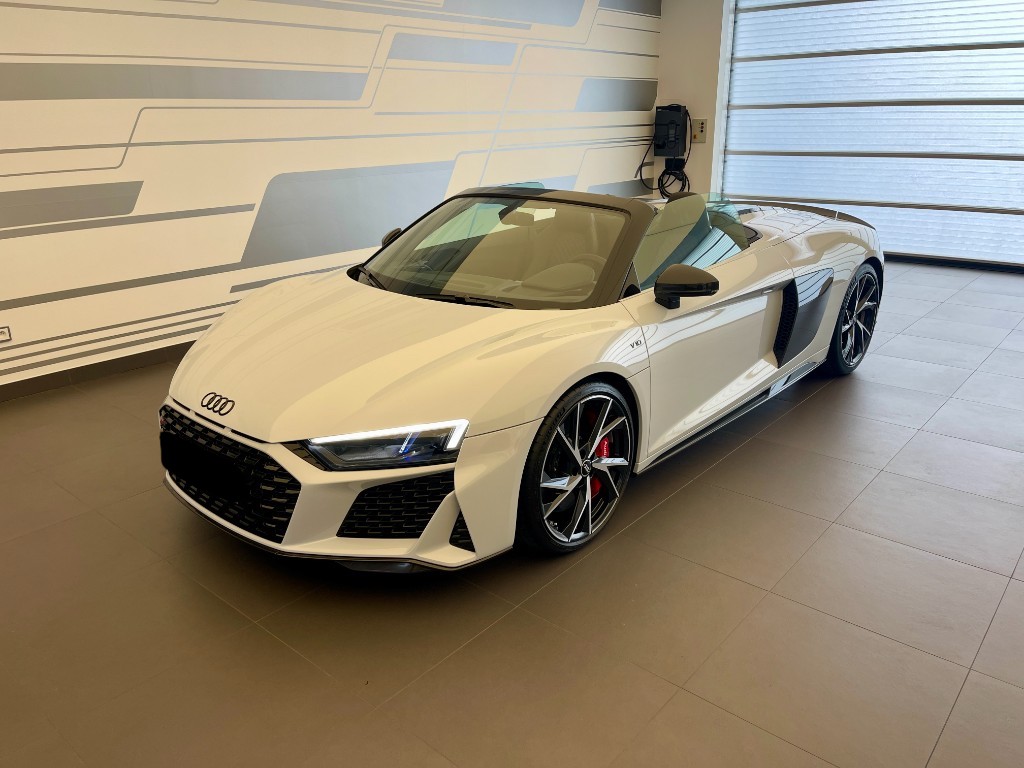 AUDI R8 SPYDER V10 PERFORMANCE | SKLADEM | NOVÉ ČESKÉ AUTO | IHNED K PŘEDÁNÍ | 620 KONÍ | MAX VÝBAVA | ŠEDÁ SUZUKA | KARBON | KERAMICKÉ BRZDY | IHNED K PŘEDÁNÍ | NÁKUP ONLINE | AUTOiBUY.com